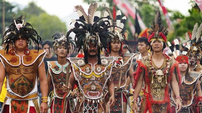 Menjelang Imlek tahun ini, kota Singkawang kembali menggelar Pawai Tatung dalam Festival Cap Go Meh.