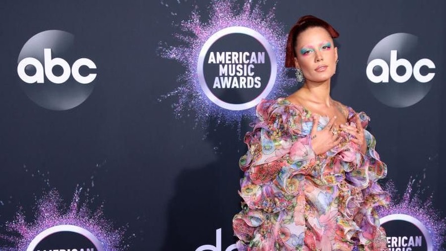 LOS ANGELES, CALIFORNIA - NOVEMBER 24: Halsey attends the 2019 American Music Awards at Microsoft Theater on November 24, 2019 in Los Angeles, California. (Photo by Rich Fury/Getty Images)