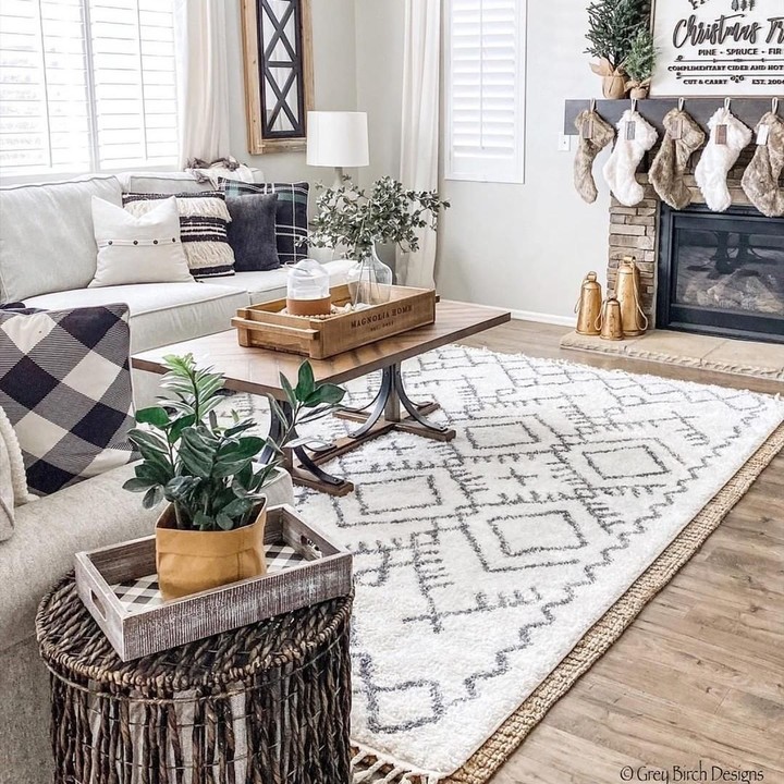 Lantai bermotif kayu dan meja kayu memberi kesan alam di ruangan ini. Selain itu, dinding dengan bata ekspos membuat ruangan ini berkesan alami dan hangat. (Foto: Instagram @liketoknow.it.home)