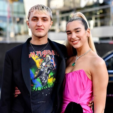 Dapat Grammy Awards 2021, Dua Lipa Dapat Kejutan dari Anwar Hadid