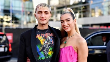 Diisukan Hamil Anak Anwar Hadid, Dua Lipa Buka Suara