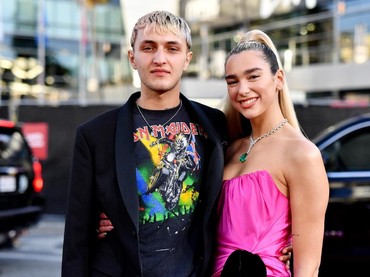 Dapat Grammy Awards 2021, Dua Lipa Dapat Kejutan dari Anwar Hadid