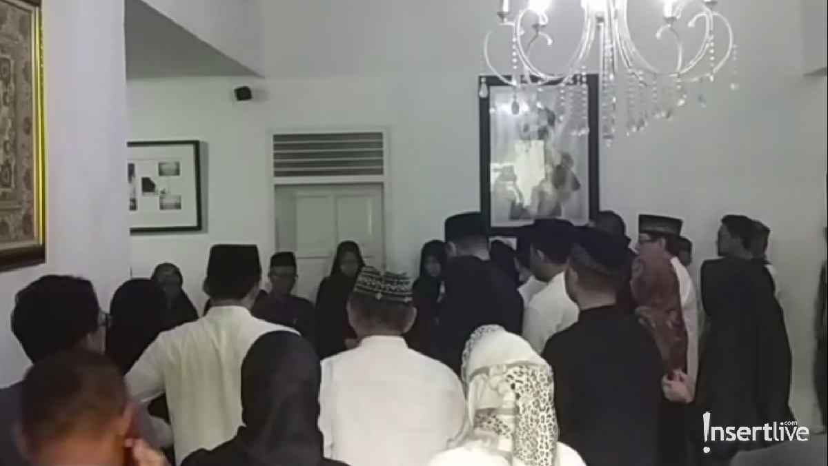 Ini dia enam foto suasana rumah duka Nindy Ayunda usai kepergian ayah kandungnya&period;