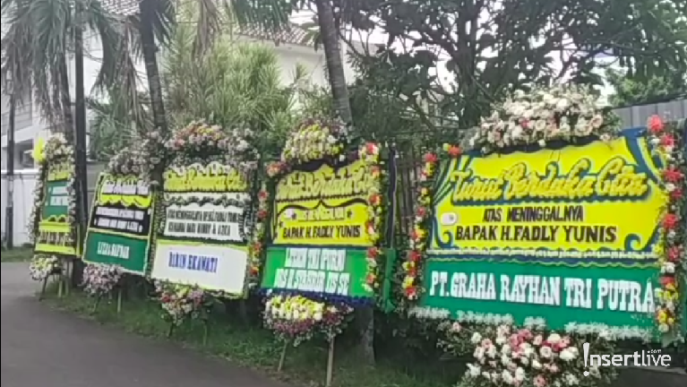 6 Foto Suasana Rumah Duka Nindy Usai Meninggalnya Sang Ayah Ini dia enam foto suasana rumah duka Nindy Ayunda usai kepergian ayah kandungnya.