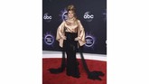 FOTO: Busana Paling 'Bling-bling,' di AMA 2019 Di AMA 2019 tahun ini, banyak selebriti memilih menggunakan dress bernuansa dan berwarna metalik.