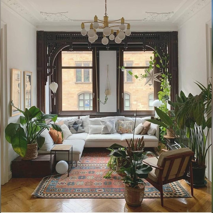 Sentuhan alam terlihat dari berbagai ornamen di ruangan ini. Bingkai jendela yang terbuat dari kayu, serta lantai yang berwarna cokelat kayu menegaskan kesan alam di ruangan ini. Tanaman-tanaman hijau juga memberikan kesan alam. (Foto: Instagram @bohemian_interior_decor)