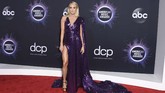 FOTO: Busana Paling 'Bling-bling,' di AMA 2019 Di AMA 2019 tahun ini, banyak selebriti memilih menggunakan dress bernuansa dan berwarna metalik.