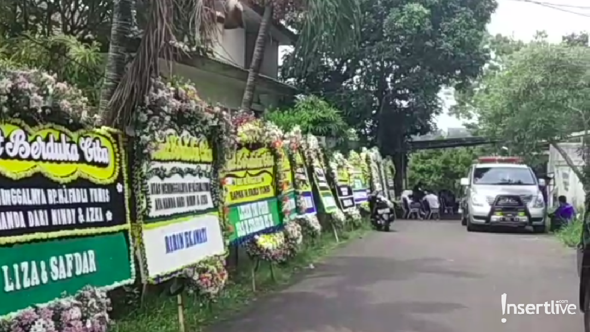 Ini dia enam foto suasana rumah duka Nindy Ayunda usai kepergian ayah kandungnya&period;