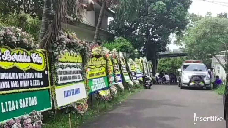 6 Foto Suasana Rumah Duka Nindy Usai Meninggalnya Sang Ayah Ini dia enam foto suasana rumah duka Nindy Ayunda usai kepergian ayah kandungnya.