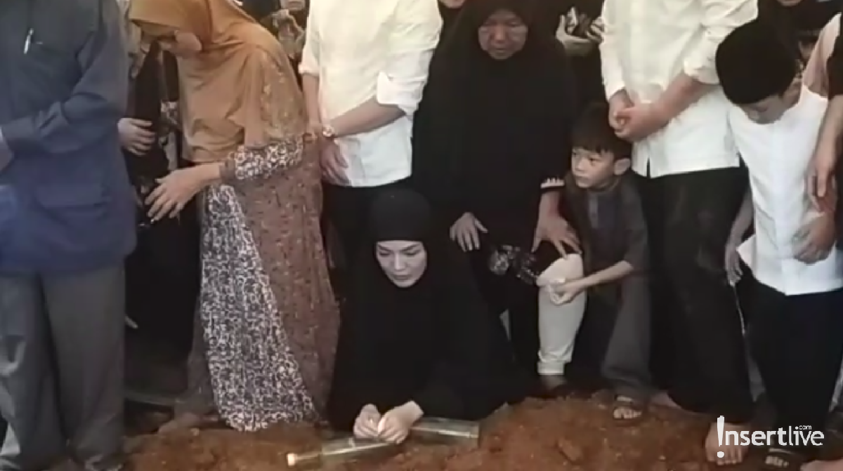 Ini enam potret haru pemakaman ayah Nindy Ayunda di TPU Jeruk Purut&comma; Jakarta Selatan&comma; Senin &lpar;25&sol;11&rpar;&period;