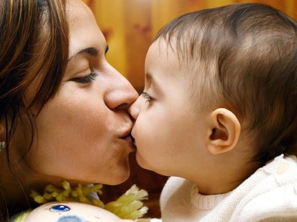 Bahaya Mencium Bibir Bayi, Sebabkan Infeksi dan Tularkan Virus Herpes