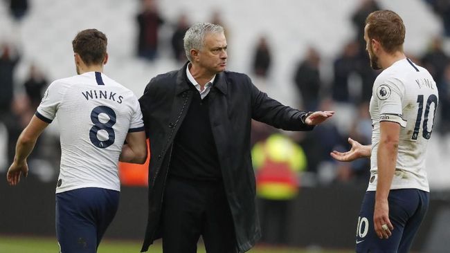 Baru Dua Bulan di Tottenham, Mourinho Mulai Dibenci Pemain Jose Mourinho mulai dibenci pemain Tottenham Hotspur meski baru dua bulan melatih di klub berjuluk The Lilywhites tersebut.