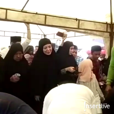 6 Potret Haru Pemakaman Ayah Nindy Ayunda