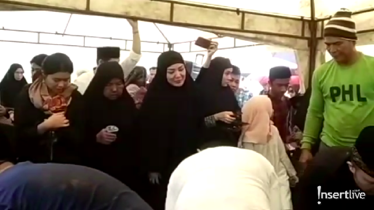 Ini enam potret haru pemakaman ayah Nindy Ayunda di TPU Jeruk Purut, Jakarta Selatan, Senin (25/11).