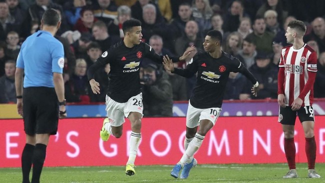 Manchester United's Mason Greenwood, second left, celebrates after scoring his side's second goal during the English Premier League soccer match between Sheffield United and Manchester United at Bramall Lane Stadium in Sheffield, England, Sunday, Nov. 24, 2019. (AP Photo/Jon Super)