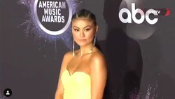 Gaun Kuning Transparan Agnez Mo di Karpet Merah AMA 2019