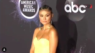 img-title Gaun Kuning Transparan Agnez Mo di Karpet Merah AMA 2019