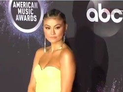 Gaun Kuning Transparan Agnez Mo di Karpet Merah AMA 2019