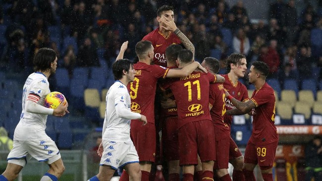 Persaingan di papan atas Liga Italia memanas setelah AS Roma mengalahkan Brescia 3-0 di Stadion Olimpico, Sabtu (24/11).