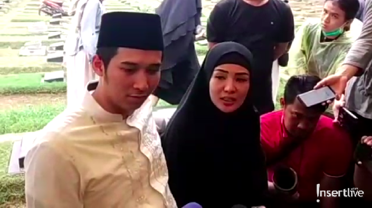 6 Potret Haru Pemakaman Ayah Nindy Ayunda Ini enam potret haru pemakaman ayah Nindy Ayunda di TPU Jeruk Purut, Jakarta Selatan, Senin (25/11).