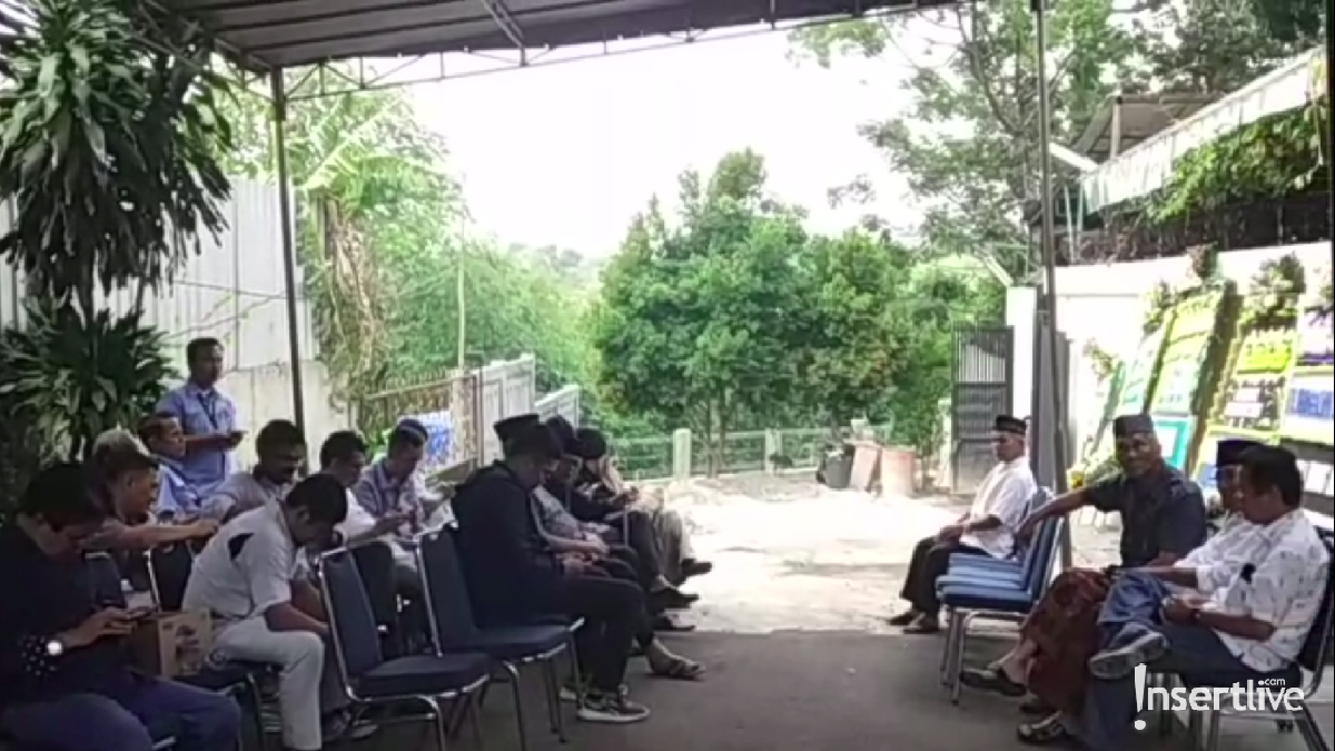 Ini dia enam foto suasana rumah duka Nindy Ayunda usai kepergian ayah kandungnya&period;