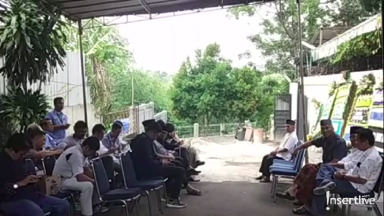 6 Foto Suasana Rumah Duka Nindy Usai Meninggalnya Sang Ayah Ini dia enam foto suasana rumah duka Nindy Ayunda usai kepergian ayah kandungnya.