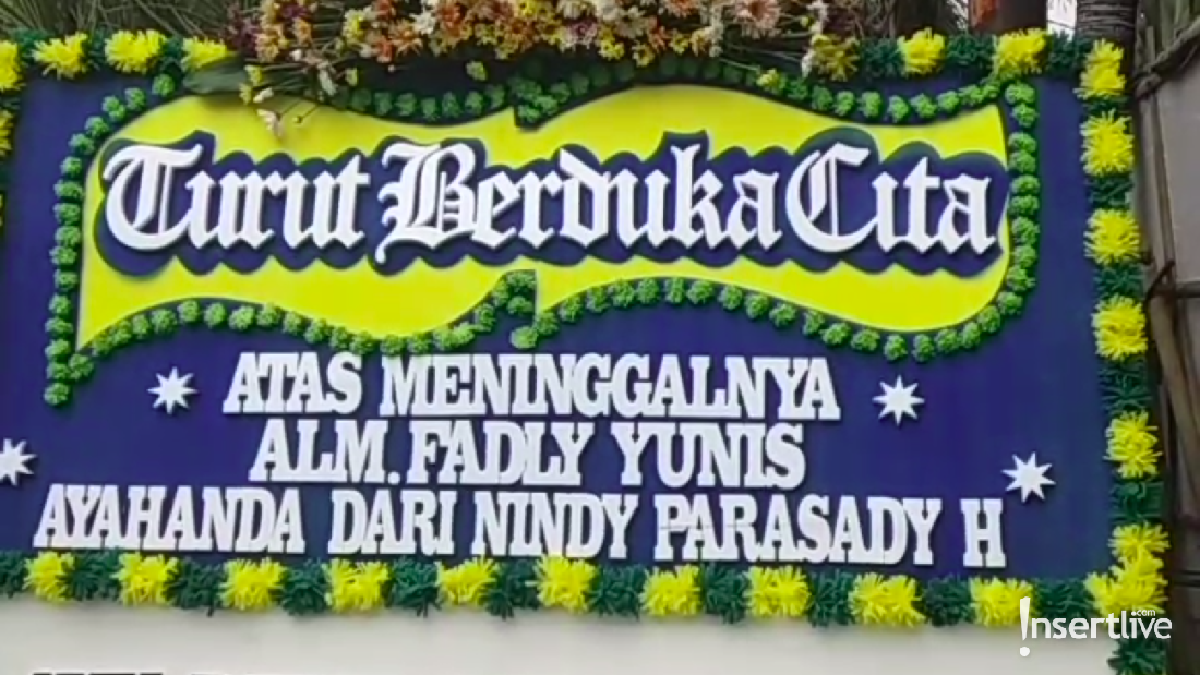 Ini dia enam foto suasana rumah duka Nindy Ayunda usai kepergian ayah kandungnya&period;