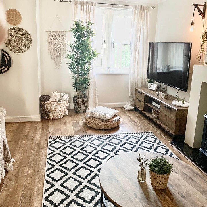 Meski tanpa sofa, ruangan ini tetap terlihat nyaman. Lantai kayu dan furniture yang serba cokelat memberikan kesan hangat dan alami. (Foto: Instagram, @bobshome_)