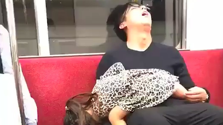 Ayah dan anak ini tidur dengan pose lucu di kereta, banyak netizen yang merasa gemas.