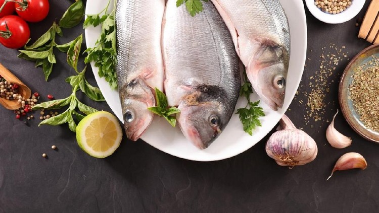 Bau tanah dan lumpur bisa membuat cita rasa ikan menjadi berkurang. Berikut cara menghilangkan bau tanah dan lumpur sebelum memasak ikan.