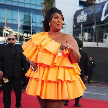 5 Selebriti dengan Pakaian Terburuk di AMA 2019