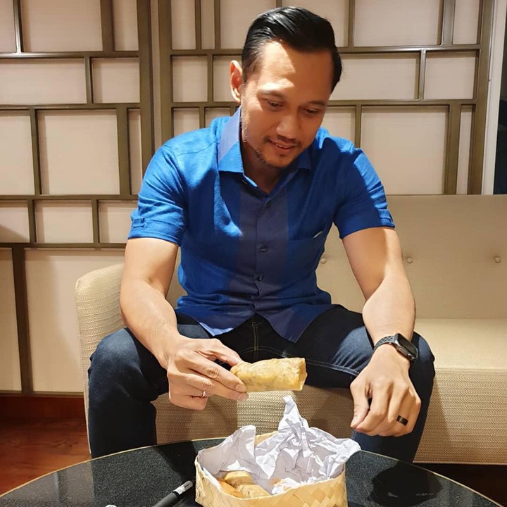 <p>Camilan yang disantap putra sulung Susilo Bambang Yudhoyono (SBY) ini tampaknya lezat ya, he-he-he. (Foto: Instagram @agusyudhoyono)</p>