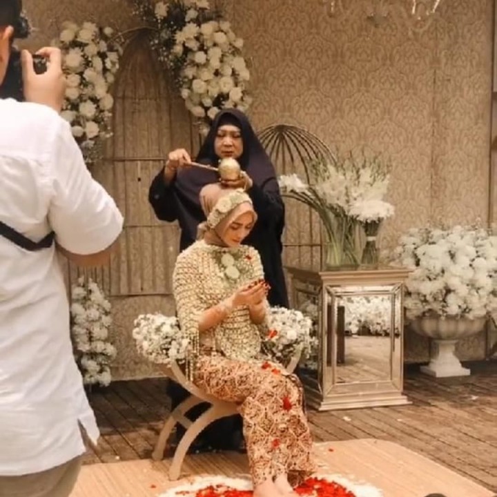 <p>Tampak juga ibunda, Citra Kirana, Yanny Christina memberikan siraman kepada sang putri tercinta. (Foto: Instagram)</p>