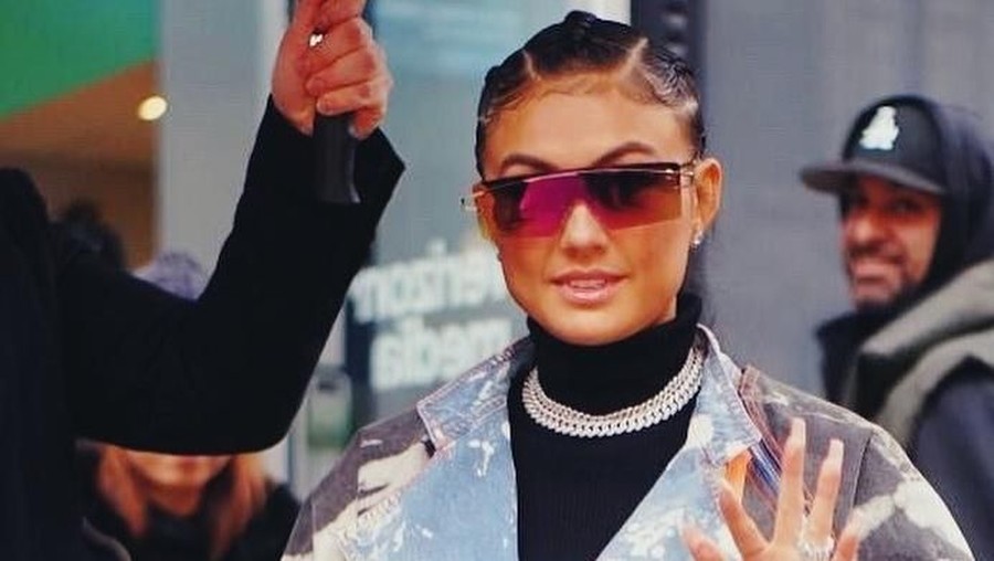 Pernyataan Agnez Mo yang tak mengaku berdarah Indonesia membuat netizen Indonesia berang.