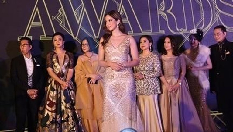 Nia Ramadhani terpilih menjadi Best Influencer di ajang E-Mas Award pada Senin (25/11). Yuk, intip potret cantiknya!