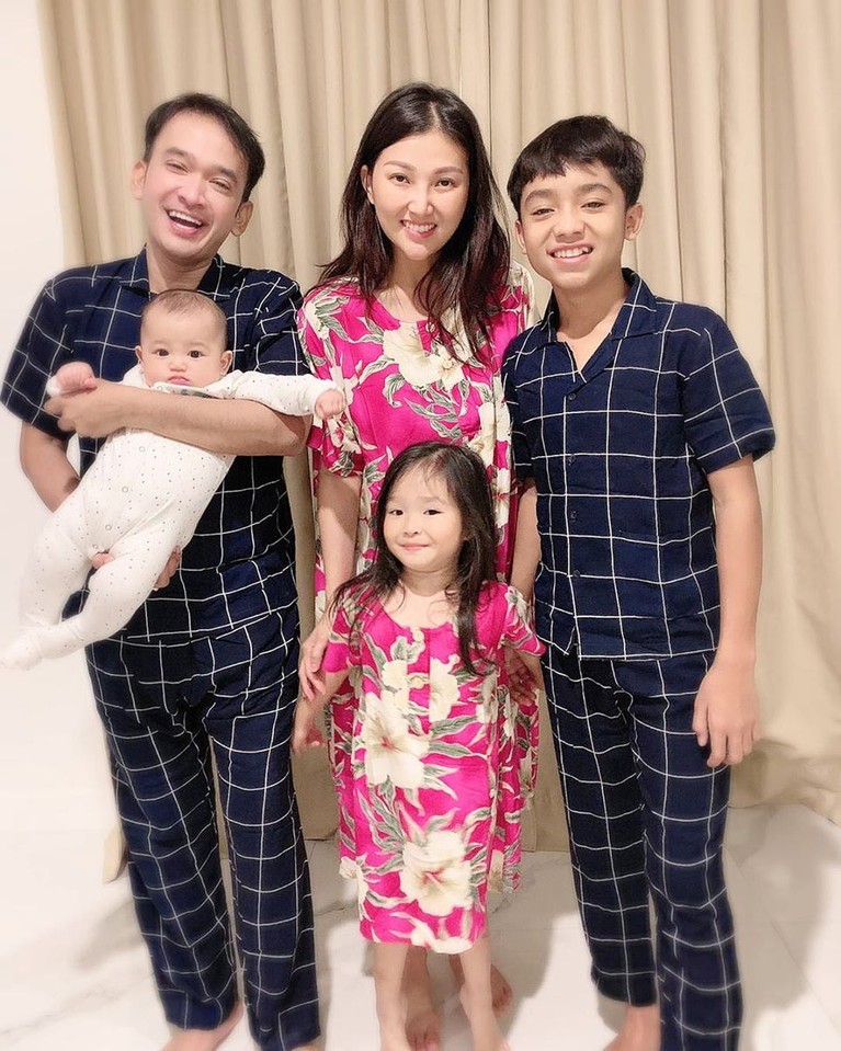 Potret Manis Betrand Peto bersama Ruben Onsu dan Sarwendah Ruben Onsu dan Sarwendah kerap memamerkan kekompakkan keluarga mereka bersama Betrand Peto juga Tania dan Thalia. Yuk, intip potret gemas kelimanya!