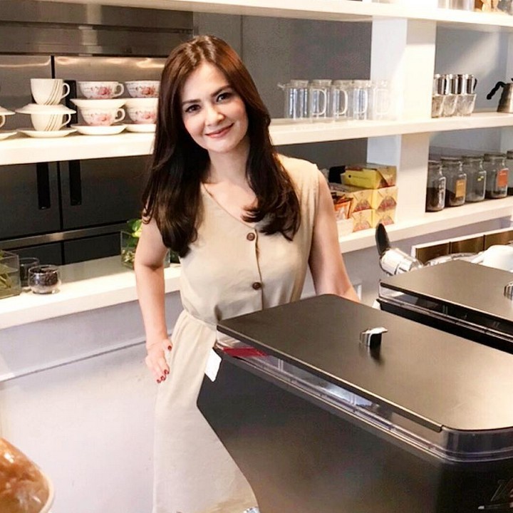<p>Di usia 42 tahun, wanita keturunan Aceh ini masih terlihat cantik ya, Bunda. (Foto: Instagram @cuttaryofficial)</p>