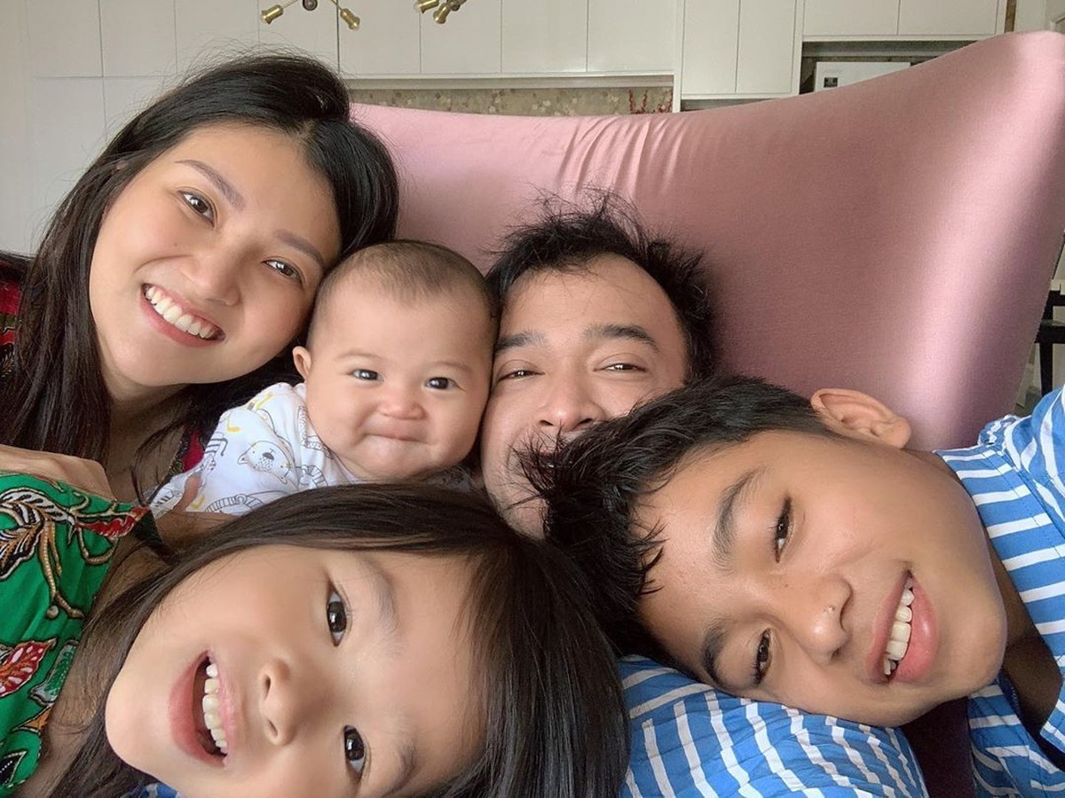 Ruben Onsu dan Sarwendah kerap memamerkan kekompakkan keluarga mereka bersama Betrand Peto juga Tania dan Thalia&period; Yuk&comma; intip potret gemas kelimanya&excl;