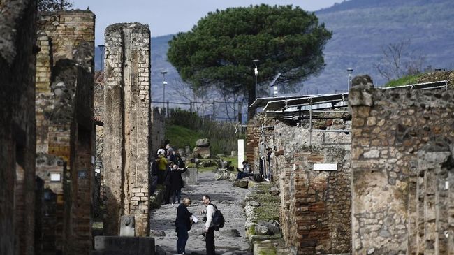 Kota Pompeii membeku dalam waktu ketika tertutupi letusan Vesuvius pada tahun 79 Masehi. Lokasinya di Napoli, Italia, yang memberikan kenangan seumur hidup.
