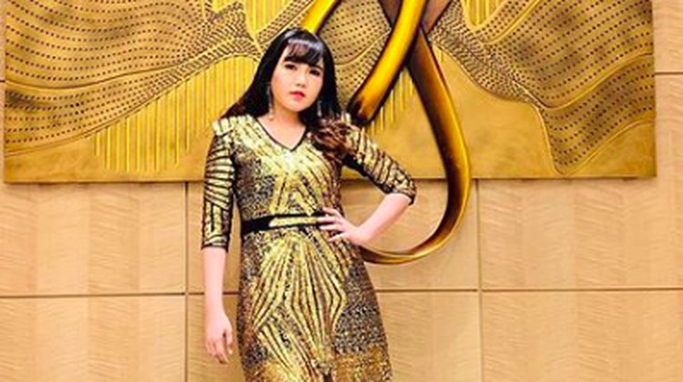 Via Vallen dipuji dan dijulidi netizen saat tampil berponi dan berbaju keemasan.