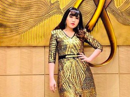 Tampil Berponi & Berbaju Keemasan, Via Vallen Dipuji & Dijulidi soal Pipi