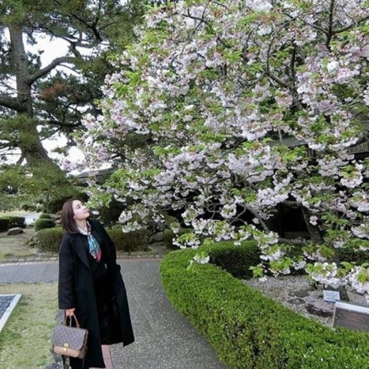 <p>Dalam beberapa kesempatan, Puput senang memadukan busana yang dikenakannya dengan scarf. (Foto: Instagram)</p>