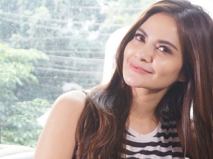 Cantiknya Cut Tari dalam Balutan Kebaya Silver Jelang Akad Nikah