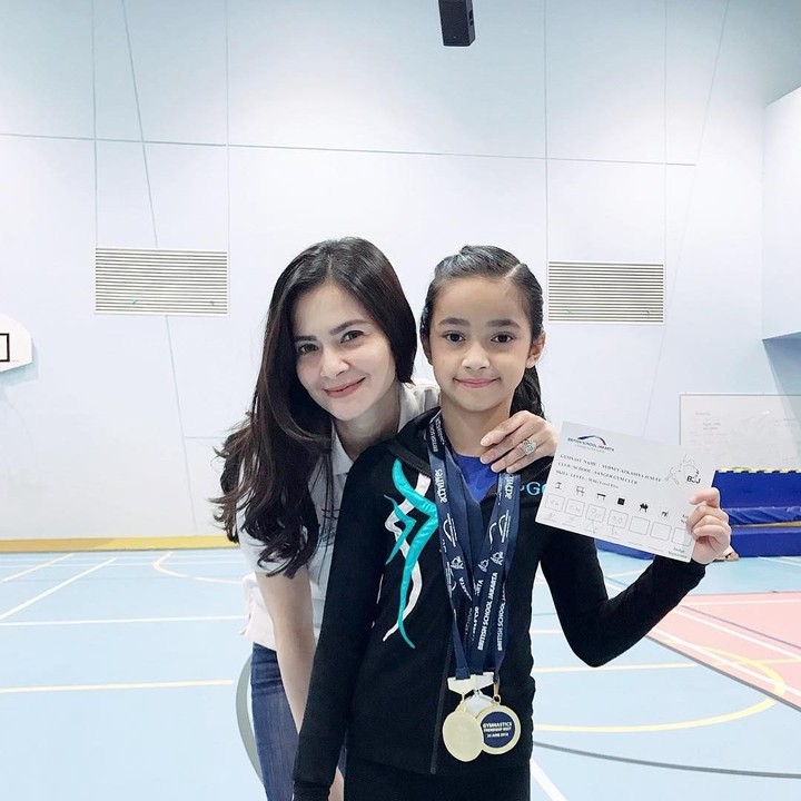 <p>Kini Sydney sudah mulai beranjak remaja, beberapa waktu lalu ia memenangkan medali emas olahraga gimnastik. (Foto: Instagram @cuttaryofficial)</p>