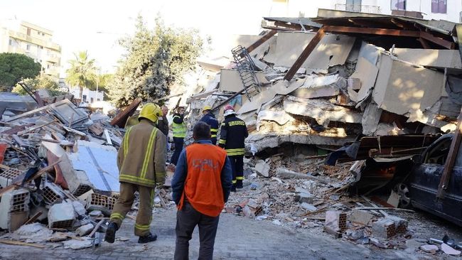 Panik Saat Gempa Albania, Pria Tewas Usai Lompat dari Gedung Seorang pria berumur 50 tahun di Albania tewas usai melompat dari sebuah gedung ketika terjadi gempa magnitudo 6,4 pada Selasa (26/11).