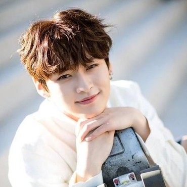 Lee Know Stray Kids Tetap Tampil di AAA 2019 meski Cedera