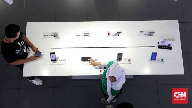 Pemerintah telah menerbitkan aturan blokir ponsel black market (BM) melalui nomor International Mobile Equipment Identity (IMEI). Pelaksanaan pemblokiran tersebut baru akan dimulai pada 18 April 2020. Jakarta, Selasa, 26 November 2019. CNNIndonesia/Safir Makki