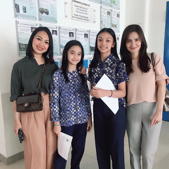 <p>Cut Tary juga selalu sempatkan diri untuk mengunjungi Sydney saat ada kegiatan di sekolahnya. Kali ini berpose dengan teman sekolah Sydney, penyanyi cilik Naura dan bundanya Nola 'B3'. (Foto: Instagram @cuttaryofficial)</p>