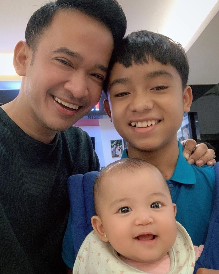 Potret Manis Betrand Peto bersama Ruben Onsu dan Sarwendah Ruben Onsu dan Sarwendah kerap memamerkan kekompakkan keluarga mereka bersama Betrand Peto juga Tania dan Thalia. Yuk, intip potret gemas kelimanya!