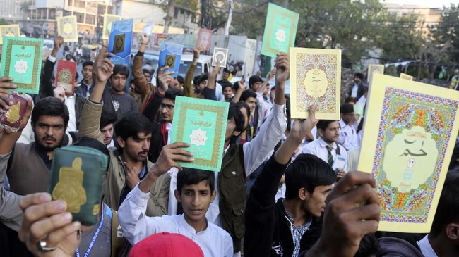 Seorang pria menuai pujian dari umat Muslim di dunia setelah menendang pedemo yang membakar Alquran dalam unjuk rasa anti-Islam di Kristiansand, Norwegia.